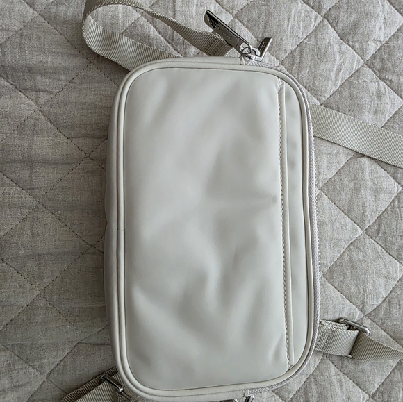 Lululemon Crossbody Camera Bag 2L NWOT - Picture 10 of 12